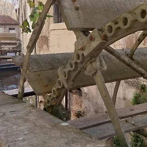https://au-fil-de-leau-avignon.aixenprovencehotels.org